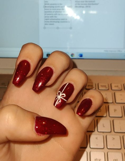 Red Nails Festive, Festive Nails Acrylic, Acrylic Nail Inspo Christmas, Xmas Nails Present, Christmas Nails Biogel, Present Design Nails, Red Nail Designs For Short Nails, Red Christmas Nails Sparkle, Sparkly Red Nail Designs