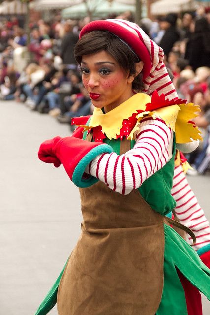 A Christmas Fantasy Parade: Elf | Carlos | Flickr Christmas Elves Costumes, Christmas Elf Cosplay, Diy Christmas Costumes, Elf Costumes, Santa Elves, Christmas Elf Outfit, Elf Outfit, Macys Parade, Christmas Elf Costume