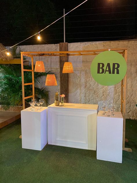 Wedding Mini Bar, Makeshift Bar For Party, Boho Mobile Bar, Pop Up Bar Ideas, Diy Bar Party, Diy Portable Bar, Diy Mobile Bar, Bar For Party, Cocktail Stand