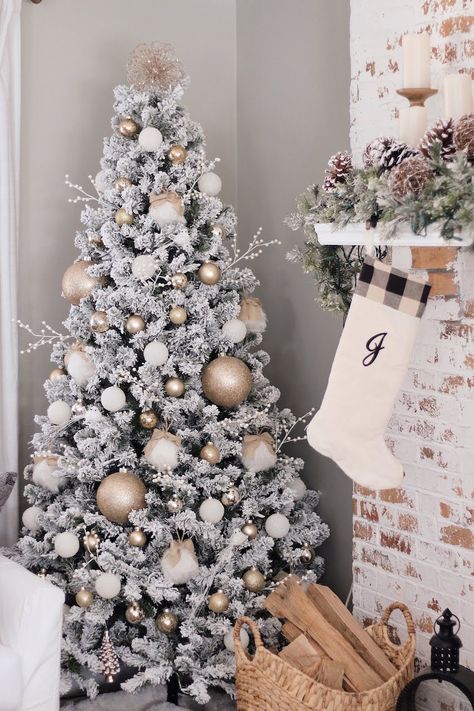 Christmas Tree Grey Living Room, Snow Effect Christmas Tree Ideas, White Snow Christmas Tree Decorations, Snow Christmas Tree Ideas Decorating, Snowy Tree Decorations, Christmas Tree With Snow Decoration, Snow Tree Decoration, Christmas White Tree Ideas, Faux Snow Christmas Tree