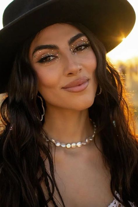 Coachella Festival Makeup, Coachella Looks 2023, Country Festival Makeup, Beach Festival Makeup, Untold Festival Outfit, Maquillaje Festival Coachella, Maquillage Festival Coachella, Music Festival Outfits Aesthetic, Make Up Coachella