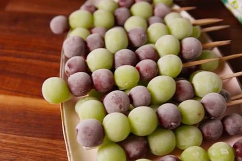 These Champagne Infused Grapes Are Everything You Need to Welcome the New Year Sugared Champagne Grapes, Champagne Grapes Recipes, Booze Grapes, Infused Grapes, Alcohol Infused Fruit, Grape Appetizers, Beach Day Food, Boozy Fruit, Infused Fruit