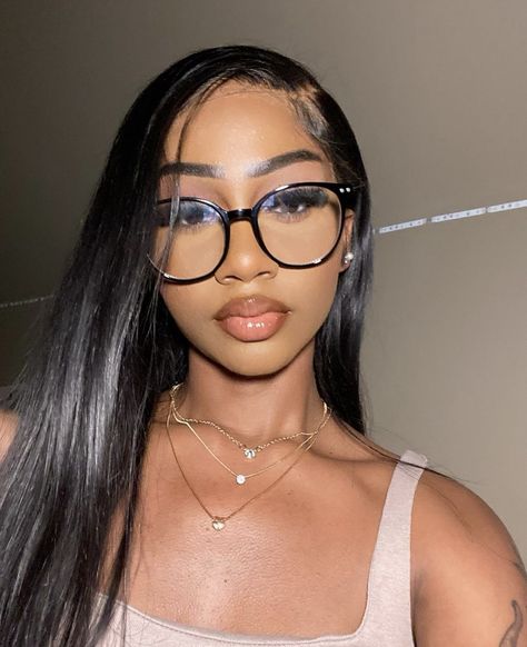 Frames For Round Faces, Pretty Black Women, Glasses For Oval Faces, Estilo Chola, Glasses For Round Faces, Cute Glasses Frames, Glasses For Face Shape, Classy Glasses, Glasses Outfit