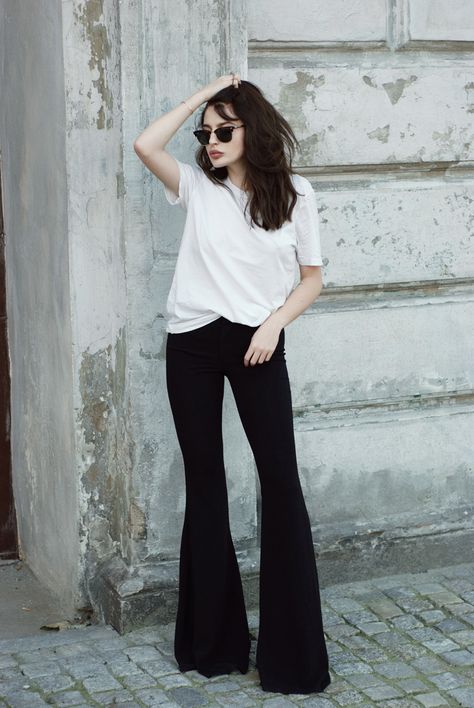 Favourite flares Estilo Hipster, Fashion Gone Rouge, Black And White Outfit, Mode Hippie, White T, Mode Inspiration, Jil Sander, Fashion Street, Street Styles