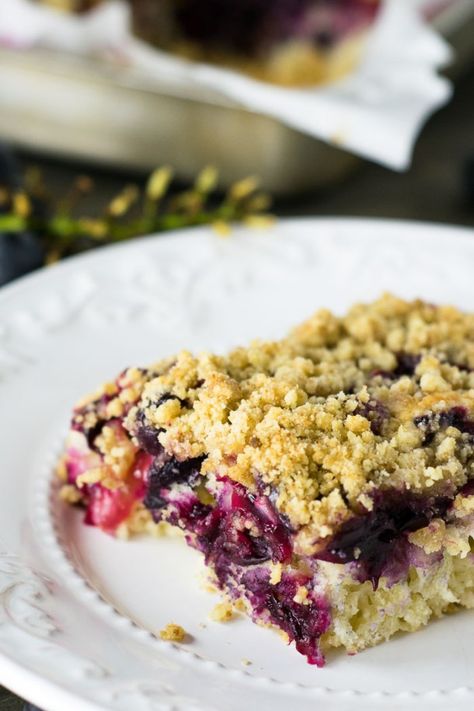 Concord Grape Crumb Cake | Travel Cook Tell #crumbcake #recipe #grape #breakfast Grape Dessert Recipes, Concord Grape Recipes, Grape Cake, Grape Dessert, Blueberry Crumb Bars, Easy Blueberry Pie, Grape Pie, Cake Recipe Easy, Crumb Bars