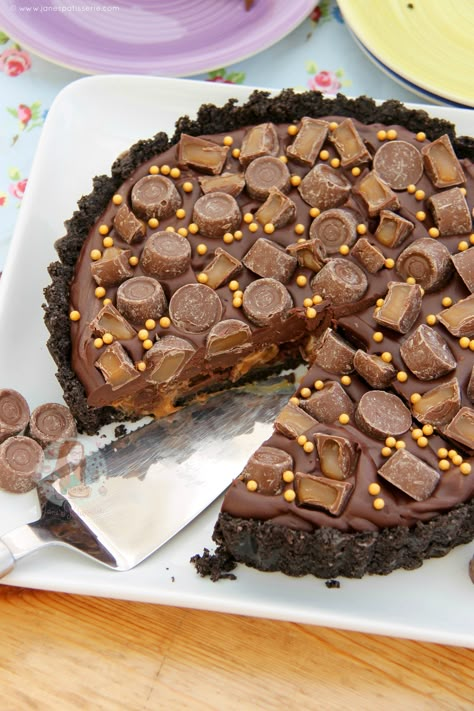 A delicious No-Bake Rolo Tart that will be the perfect Showstopper for any occasion! SO, I thought it was time for something delicious. After the success of my No-Bake Caramel Rolo Cheesecake, I thought it was time for another Rolo recipe as you all seem to LOVE them! Like, I can’t deny it.. I love Rolo recipes! Yum. But anyway… I wanted it to be another No-Bake recipe for now as I was craving a delicious dessert, and I find baking with Rolos tricky because of the caramel in them. I decided t... Janes Patisserie, Baked Caramel, Custard Cream, Caramel Tart, Cream Cupcakes, Oreo Dessert, Sweet Pie, Chocolate Tart, Köstliche Desserts