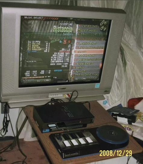 Old Gaming Setup, Aesthetic Gaming Headset, 2000s Video Games Aesthetic, 2000s Gaming Setup, Early 2000s Video Game Aesthetic, 2000s Gaming Aesthetic, 2000s Games Aesthetic, Nerd 2000s, 2000s Nerd Aesthetic