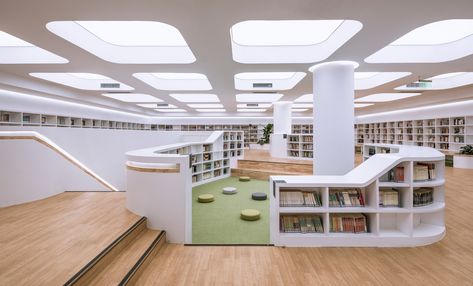 Jingshan School Library Renovation,Sinked open reading area. Image © Weiqi Jin Library Renovation, Public Library Design, Library Plan, School Library Design, Library Lesson Plans, High School Library, Bookstore Cafe, Open Library, School Interior