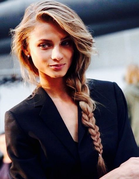 Over-the-shoulder braid Long Hair Care, Office Hairstyles, Peinados Recogidos, Hair Cute, Hair 2018, Side Braid, Peinados Faciles, Hair Dos, Ponytail Hairstyles