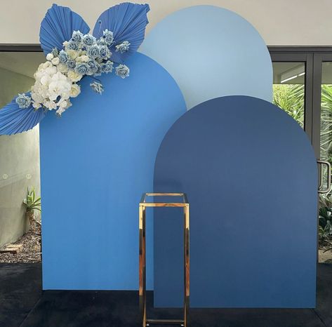 Blue Backdrop Ideas, Blue Arch Backdrop, Faux Flowers Arrangements, Diy Backdrop Stand, Diy Photo Backdrop, Backdrop Wall, Wedding Backdrop Design, Faux Flower Arrangements, Event Backdrop