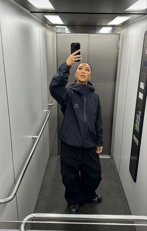 K Way Outfit, Winter Tracksuit For Streetwear, Navy Track Jacket For Streetwear In Winter, Winter Streetwear Track Jacket, Oversized Functional Winter Track Jacket, Urban Winter Streetwear Track Jacket, Winter Streetwear Outfits, Arcteryx Women, Sportwear Outfit