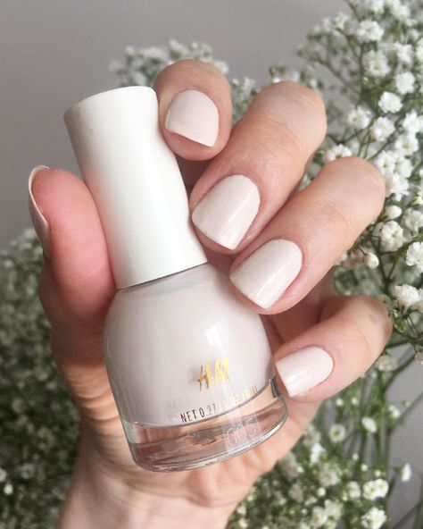 thebeautysquares / Emma sanoo Instagramissa: “H&M nail polish Masala Chai is a creamy vanilla shade, with a very easy to apply formula. H&M polishes never seem to let me down. I was…” Creamy Nail Polish, Vanilla Nail Color, Hm Nail Polish, H&m Nail Polish, Creamy Nails, Cream Nail Polish, Nail Polish Pink, Pretty Nail Ideas, Makeup Nails Designs