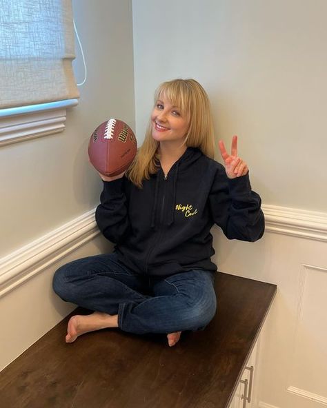 Melissa Raunch, Football Pro, Melissa Rauch, Nfl Playoffs, Kenny Omega, A Football, Big Bang Theory, Jennifer Aniston, Big Bang