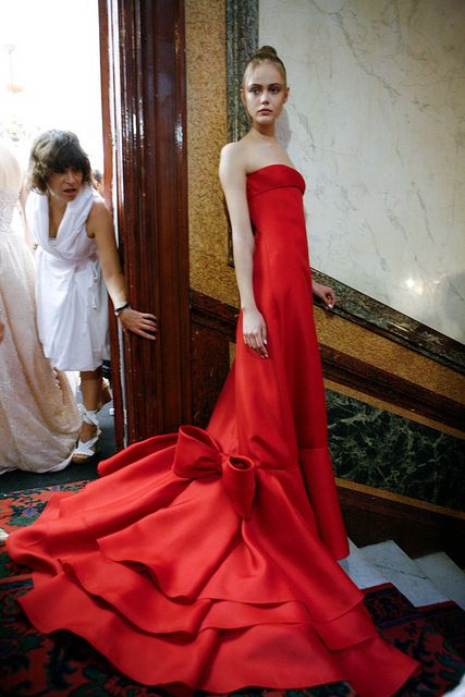 Valentino BackStage Haute Couture Show Paris Fall Winter 2010. by Gitzo S.A., via Flickr Frida Gustavsson, Valentino Haute Couture, Valentino Couture, Red Gowns, Italian Fashion Designers, Gorgeous Gowns, Red Valentino, Mode Style, Beautiful Gowns