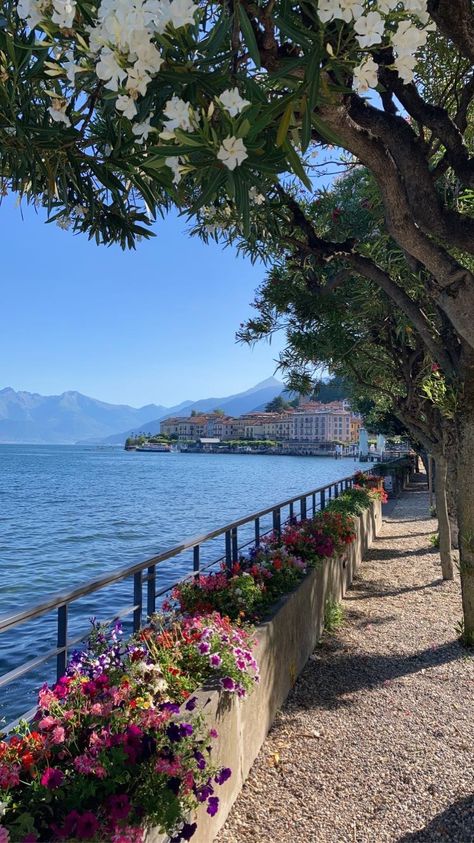 Italy Aesthetic, Pretty Landscapes, Morning Beautiful, American Beauty, Alam Yang Indah, City Aesthetic, Beautiful Places To Travel, Lake Como, Nature Aesthetic