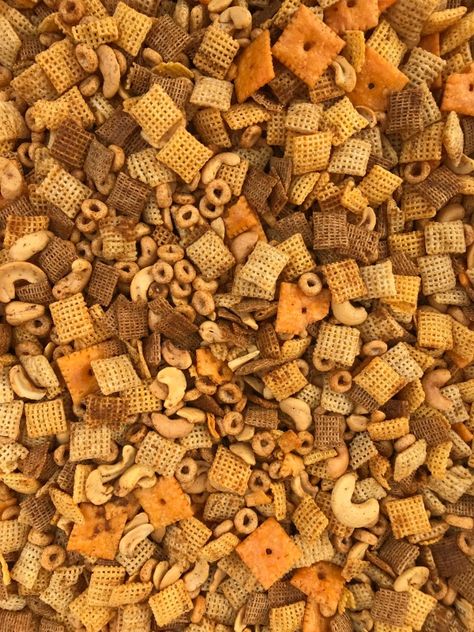 Chex Mix Charcuterie Board, Chex Mix For A Large Crowd, Large Batch Chex Mix Recipe, Texas Trash Chex Mix Recipes, Ultimate Chex Mix Recipe, Ranch Chex Mix Recipes, Savory Chex Mix Recipes, Chex Party Mix Recipe, Crackers Homemade