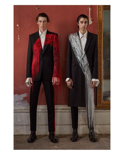 Alexander McQueen di Instagram "Brush-stroke inspired single-breasted jackets and cigarette trousers. From the Alexander McQueen Spring/Summer 2019 collection.…" Men's Tuxedo, Mcqueen Fashion, Tuxedo For Men, Mens Fashion Summer, Summer 2019, Mode Style, Look Fashion, Outfit Inspirationen, Alexander Mcqueen