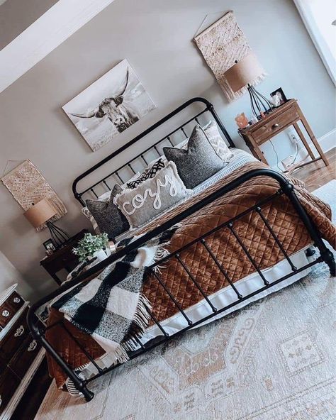 Vintage Western Bedroom, Simple Farmhouse Bedroom, Western Room Ideas, Country Bedroom Decor, Western Bedroom Decor, Western Rooms, Ranch House Decor, Bedroom Decoration Ideas, Western Bedroom