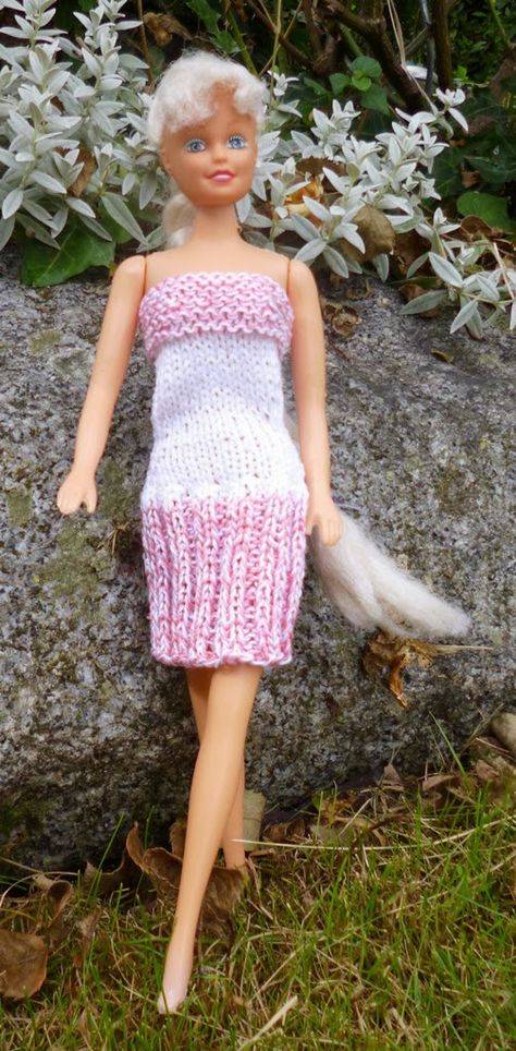 Une robe d'été pour Barbie Habit Barbie, Barbie Knitting Patterns, Sewing Barbie Clothes, Barbie Doll Clothing Patterns, Crochet Barbie Clothes, Barbie Clothes Patterns, Barbie Patterns, Crochet Doll Clothes, Baby Doll Clothes