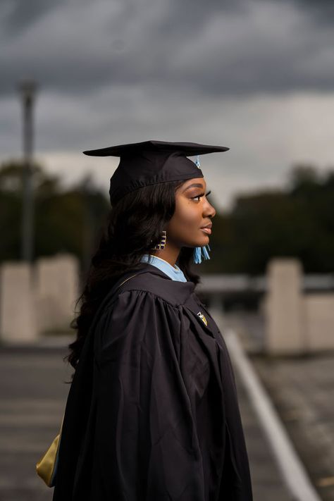 Black Graduate Aesthetic, Photo Graduation Ideas, Graduation Portrait Ideas, Graduation Pics Ideas, Cool Graduation Pictures, Graduation Poses Photo Shoots, Photoshoot Ideas Graduation, Creative Shot For Graduation, Graduation Looks