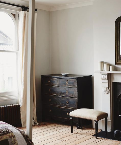 Brownstone Interiors, Bedroom Neutral, Gray Painted Walls, Farmhouse Style Bedrooms, Black Drawers, Black Cabinets, Decoration Inspiration, Cheap Decor, Grey Walls