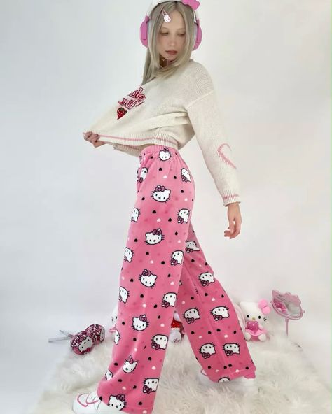 Get cozy this winter with our adorable Hello Kitty Pajama Pants! 💕Perfect for lounging at home, these Sanrio cartoon trousers are a must-have for every Hello Kitty fan. Ideal gift for girls. 🎀 Shop now for ultimate comfort and cuteness! . . . . . #hellokitty #hellokittycore #hellokittyaddict #hellokittylover #hellokittylovers #hellokittycollection #hellokittyaesthetic #hellokittystuff #hellokittysanrio #sanriocore #sanrioaesthetic #sanriolover #kawaiiaesthetic #kawaiigirl #giftideas #giftfor... Invierno Aesthetic, Pajama Pants Outfit, Hello Kitty Pajama Pants, Hello Kitty Pants, Kawaii Pants, Kawaii Outfit Ideas, Hello Kitty Y2k, Kitty Cartoon, Hello Kitty Aesthetic