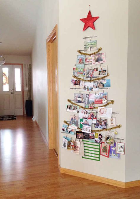 Christmas cards fall off the mantle every time the door opens, and you can't always see them all if you put them on the refrigerator. The best way to display them is by creating a card tree like this one! This way, the cards won't be constantly falling over, and when you're getting ready to send out your cards, you'll have an easy time making sure everyone gets one. Christmas Card Display, Alternative Christmas, Alternative Christmas Tree, Card Display, Christmas Card Crafts, Christmas Tree Cards, God Jul, Indoor Christmas, Diy Christmas Cards