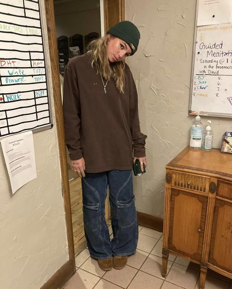 Flagstaff Winter Outfits, Rei Employee Outfit, Mid90s Clothes, Tan Curdory Pants Outfit, Athletic Masc Outfits, Cool Skater Outfits, Winter Crunchy Outfits, Outfits With Beanies Women, Granola Layering Outfits