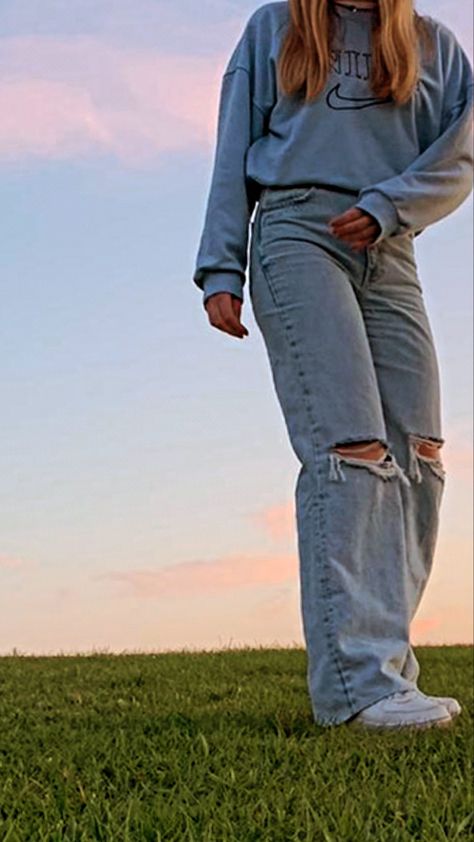 Wide leg jeans and nike spell out sweatshirt vintage Nike Sweatshirt Outfit, How To Style Wide Leg Jeans, Baggy Sweatshirt, Style Wide Leg Jeans, Outfits Baggy, Sweatshirt Outfit, Nike Sweatshirts, Wide Jeans, Sweatshirt Vintage