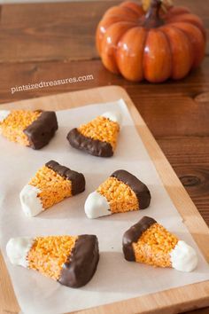 Dessert Halloween, Fun Halloween Food, Halloween Food Treats, Halloween Treats Easy, Halloween Sweets, Thanksgiving Treats, Halloween Baking, Crispy Treats, Rice Krispie Treats