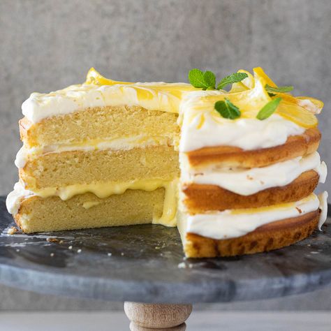 Lemon curd whipped cream cake Best Vanilla Layer Cake Recipe, Vanilla Layer Cake Recipe, Lemon Velvet Cake, Vanilla Layer Cake, Whipped Cream Cakes, Lemon Layer Cakes, Layer Cake Recipes, Lemon Cake Recipe, Brownie Desserts