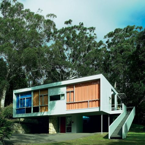 Inspired by Le Corbusier's ideals, as well as the Bauhaus, Harry Seidler designed the 1950 Rose Seidler House in Wahroonga, Australia. Iconic Houses, Modernist House, Casas The Sims 4, Kerala Houses, Mid Century Architecture, Brutalism, Mid Century Modern House, Modern Exterior, Mid Century House