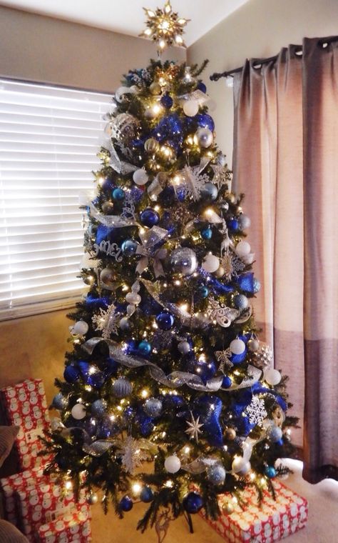 Christmas Tree : Blue, Silver, White and Gold with Mesh Ribbon Silver Christmas Tree Decorations, Blue Christmas Tree Decorations, Gold Christmas Tree Decorations, Blue Christmas Decor, Blue Christmas Tree, Silver Christmas Tree, White Christmas Trees, Black Christmas Trees, Christmas Tree Inspiration