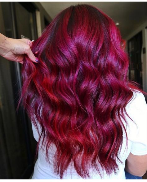 Magenta Red Hair, Raspberry Hair, Magenta Hair Colors, Dark Pink Hair, Red Hair Looks, Red Hair With Highlights, Highlight Hair, Magenta Hair, Red Hair Inspo