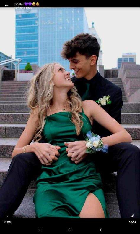 Prom Ideas Pictures, Prom Poses For Couples, Prom Photos Couple, Prom Picture Poses For Couples, Homecoming Couples Outfits, Couples Homecoming Pictures, Homecoming Couples, Prom Photo Poses, Couple Prom Pictures