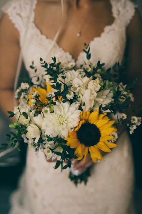 Sunflowers in winter Sunflower Arrangements, Sunflower Wedding Bouquet, Sunflower Themed Wedding, Boda Mexicana, Dusty Miller, Wildflower Bouquet, Wedding Winter, Future Wedding Plans, Yellow Wedding