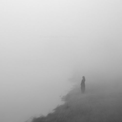 love this! Moody Photography, Black And White Landscape, Art Minimaliste, Black White Photography, Minimalist Photography, Black And White Portraits, Arte Horror, Nature Landscape, Photography Women