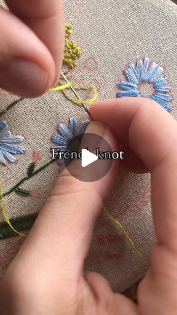 French Knot Tutorial, Embroidery Patterns For Beginners, Embroidery Video, Knot Tutorial, Floral Hand Embroidery, French Knot Embroidery, Embroidery Lessons, Knots Tutorial, Flowers Botanical