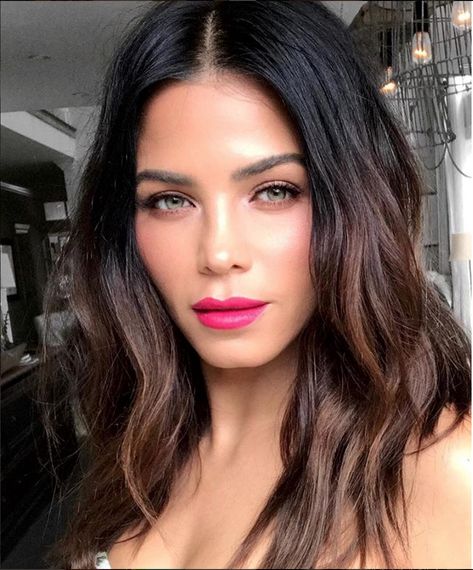 Jenna Dewan Hair, Hair Bun Tool, Fall Hair Highlights, Hair Conditioner Bar, Brown Hair Inspiration, Short Ombre, Celebrity Makeup Looks, Curly Clip Ins, Jenna Dewan