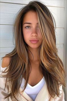 Elegant Long Layered Haircuts to Enhance Straight Hair Long Hair Short Layers Straight, Haircuts For Side Part For Women, Long Haircut With Side Part, 90s Layered Hair Straight, Side Part Long Haircut, Waterfall Layers Haircut Medium Hair, Long Side Part Haircut, Long Layered Hair Side Part, Short Layers Long Hair