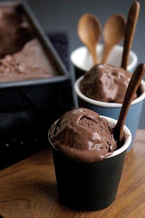 Dark Chocolate Ice Cream, Ice Cream Popsicles, God Mat, Cream Desserts, Chocolate Ice, Köstliche Desserts, Homemade Ice, Chocolate Ice Cream, Homemade Ice Cream