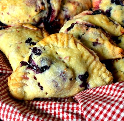 Berry Hand Pies, Cream Cheese Crust, Fruit Hand Pies, No Fail Pie Crust, Cream Cheese Pie Crust, Oil Pie Crust, Hand Pie Recipes, Making Fried Chicken, Fried Pies