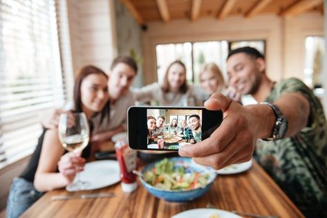 Group of friends having dinner and takin... | Premium Photo #Freepik #photo #food #party #house #family Lifestyle Photography Friends, Friends Having Dinner, Dinner Photoshoot, Threads App, Group Shoot, Group Selfie, Dinner Friends, Samsung A23, Samsung Galaxy A23