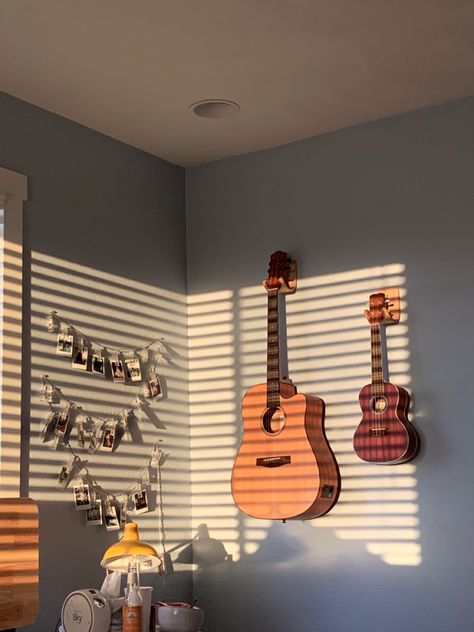 Music Corner Bedroom Ideas, Room With Guitar On Wall, Room Decor Guitar, Guitar Bedroom Aesthetic, Instrument Room Aesthetic, Guitar Hanging On Wall, Guitar Room Aesthetic, Guitar Decor Ideas, Guitar On Wall