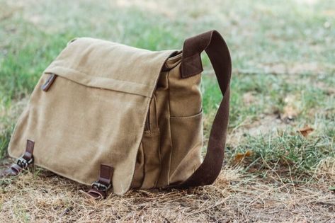 Diy Messenger Bag Pattern, Cool Messenger Bags, Messenger Bag Patterns, Diy Messenger Bag, Foldover Bag, Messanger Bag, Military Bag, Green World, Diy Backpack