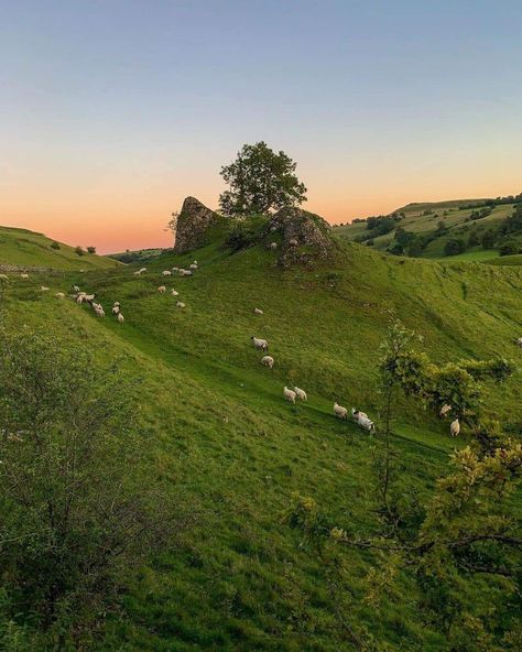 Peak District Aesthetic, Sarah Aesthetic, Peak District England, Castle Landscape, Countryside Life, Norman Castle, Landscape Aesthetic, Make Yourself Happy, England Countryside