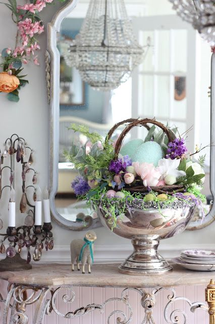 Easter Chandelier Decorations, Easter Basket Decor Ideas, Traditional Easter Decor, Elegant Easter Tablescapes, Easter Chandelier Decor, Easter Mantel Ideas, French Easter Decor, Easter Kitchen Decor Ideas, Easter Basket Decorating Ideas