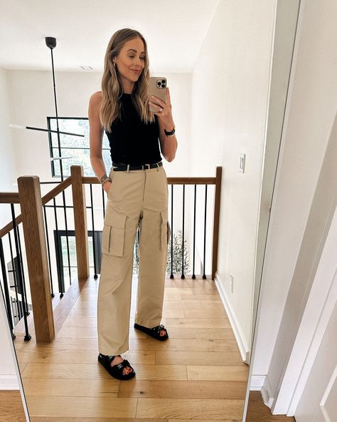 Tan Cargo Pants Outfit, Black Trouser Outfit, Cargo Trousers Outfit, Trousers Outfit Casual, Black Cargo Pants Outfit, Cargo Pants Women Outfit, Cream Cargo Pants Outfit, Ysl Belt, How To Style Cargo Pants