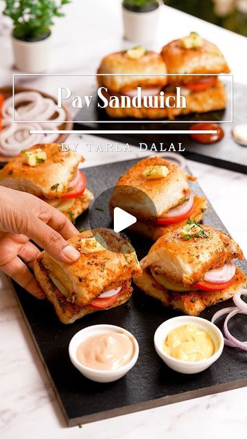 Pav Sandwich, Sandwich Indian, Fat Free Snacks, Masala Pav, Gujarati Snacks, Pav Recipe, Pav Bhaji Masala, Potato Slices, Garlic Chutney