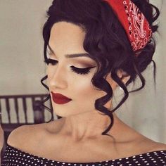 Retro Wedding Makeup, Maquillage Pin Up, Cabelo Pin Up, Bandana Hairstyles Short, Rockabilly Makeup, Pinup Hair Tutorial, Retro Curls, Pin Up Makeup, Victory Rolls